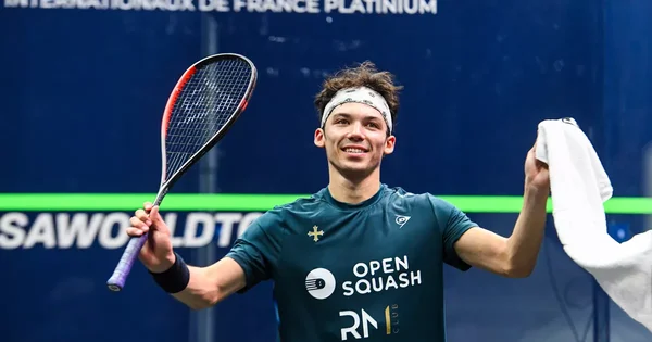 Victor Crouin, numéro 1 français du squash, sur un court d'entraînement.
