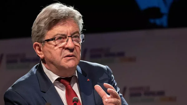 Jean-Luc Mélenchon prenant la parole lors d’un événement politique.