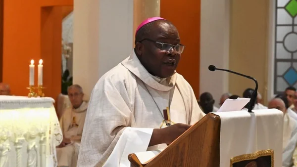 Mgr Osório Citora Afonso, évêque de Quelimane, officiant lors d'une cérémonie religieuse.