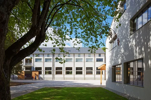 Les Tanneries, centre d'art contemporain d'Amilly, vu depuis le parc.