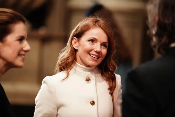 Geri Halliwell-Horner en conversation lors d'un événement promotionnel.