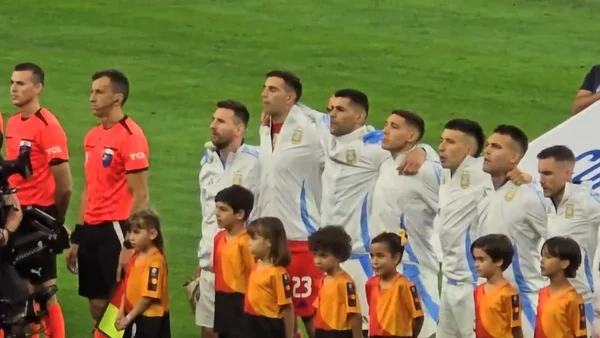 Lionel Messi et l'équipe d'Argentine chantant l'hymne national avant le match Argentine-Équateur de la Copa América 2024