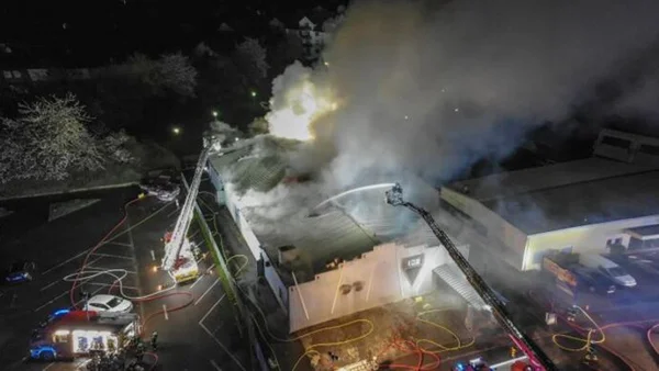 Opération de lutte contre un incendie similaire dans une discothèque en Allemagne, près de Strasbourg.