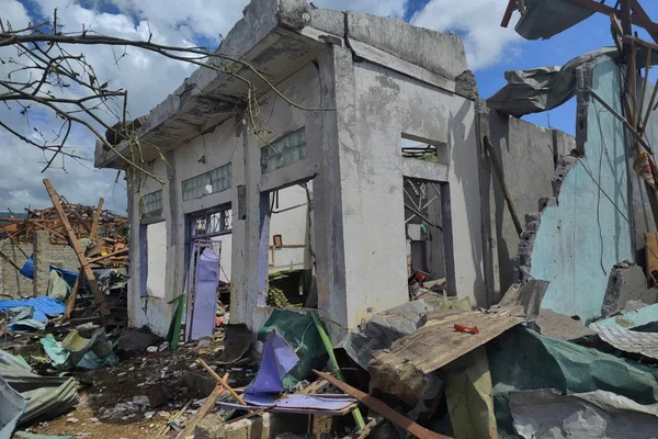 Décombres d'un bâtiment détruit par une explosion en territoire rebelle birman.