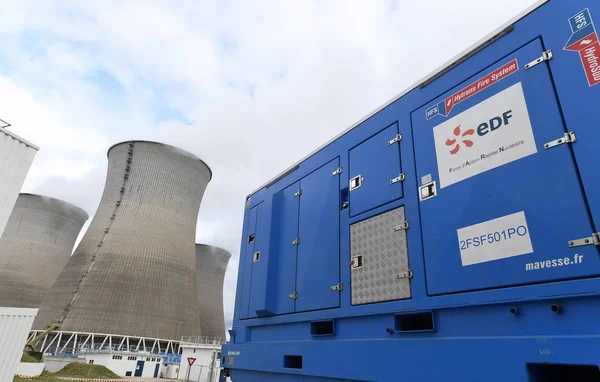 Conteneur EDF Hytrans Fire System devant les tours de refroidissement d'une centrale nucléaire.