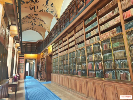 Bibliothèque historique de la Cour des comptes, avec ses rayonnages d'archives et son plafond voûté