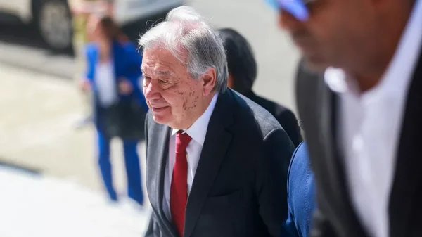António Guterres se déplaçant à l'extérieur lors d'un événement.