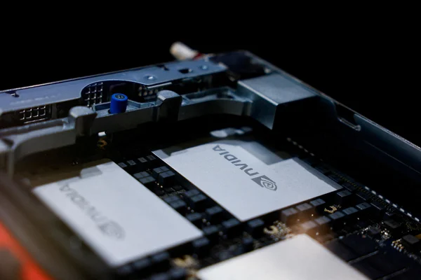 Gros plan sur une carte graphique NVIDIA montrant les puces mémoire, élément clé de la guerre des semi-conducteurs.