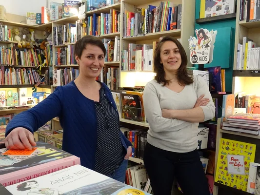Deux femmes dans la librairie L'Astragale, rue de Sèze à Lyon.