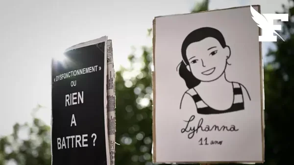 Pancartes de protestation : un portrait de Lyhanna et une question sur les dysfonctionnements judiciaires.