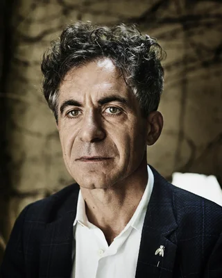 Étienne Klein, portrait professionnel au regard sérieux.