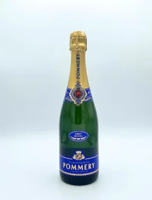 Bouteille de champagne Pommery Brut Royal, un des produits phares de la maison.