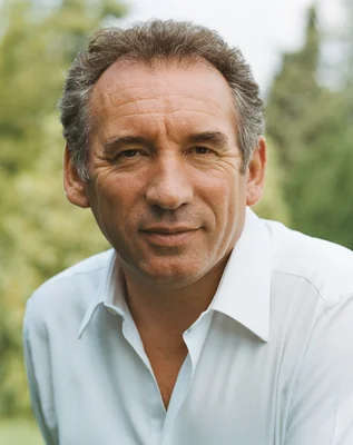 François Bayrou en portrait en plein air.