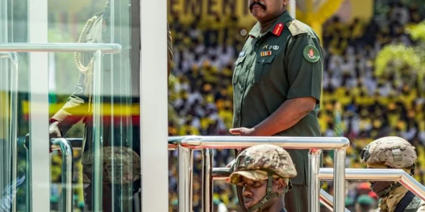 Un officier de l'armée ougandaise entouré de soldats lors d'une opération de fermeture de médias.