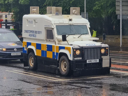 Véhicule de patrouille du PSNI avec marquages distinctifs et gyrophares.