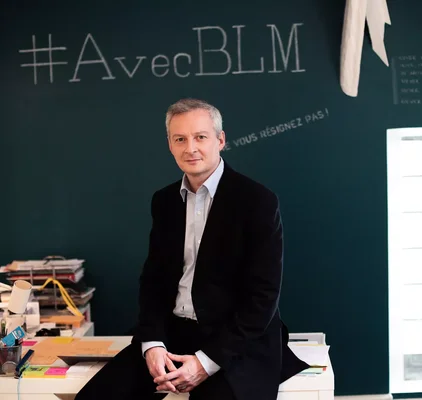 Bruno Le Maire posant dans un cadre éducatif avec le hashtag #AvecBLM.