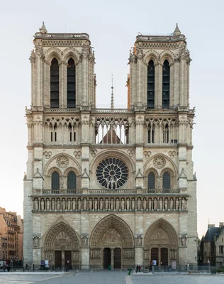 La façade occidentale de Notre-Dame de Paris au lever du soleil.