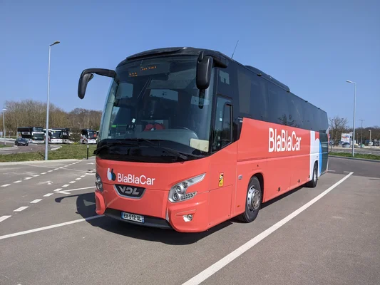 Autocar BlaBlaCar rouge stationné à l'aire de Venoy-Grosse Pierre, sur l'autoroute A6 (Yonne, France).