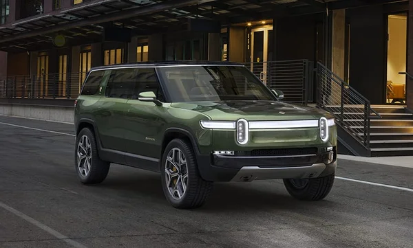 Enseigne du siège social de Rivian dans la Silicon Valley, reflétant l'identité de la marque.