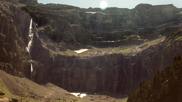 Vue du cirque de Gavarnie, destination touristique phare des Pyrénées.