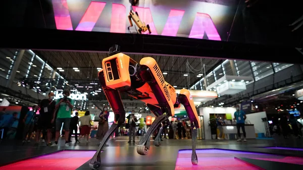 Robot quadrupède exposé à VivaTech par INTUITIVE ROBOTS, démonstration de robotique avancée.