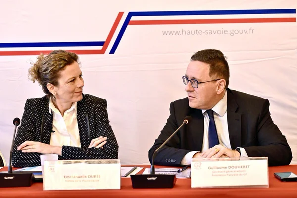 La préfète Emmanuelle Dubée et Guillaume Douheret lors d'une réunion préparatoire au sommet du G7 en Haute-Savoie.