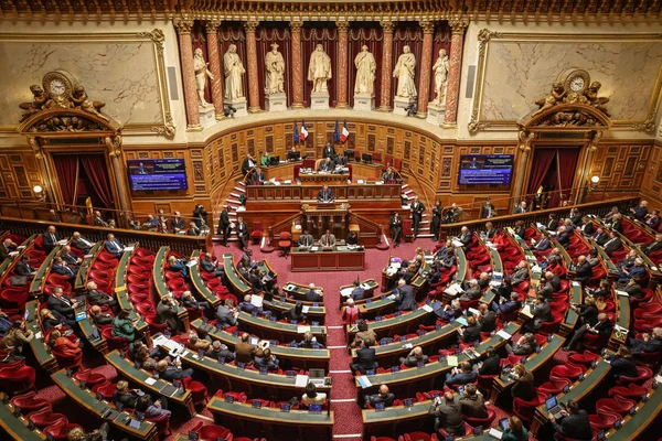 Séance à l'Assemblée nationale française, avec les députés en hémicycle.