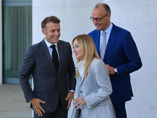 Emmanuel Macron et Giorgia Meloni souriant lors d'un moment informel au sommet d'Antibes.