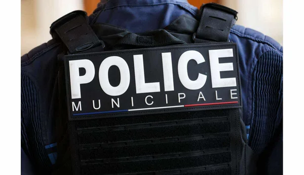 Un agent de police municipale sur les lieux de l'enquête après le cambriolage chez une mannequin de l'agence Elite à Paris.