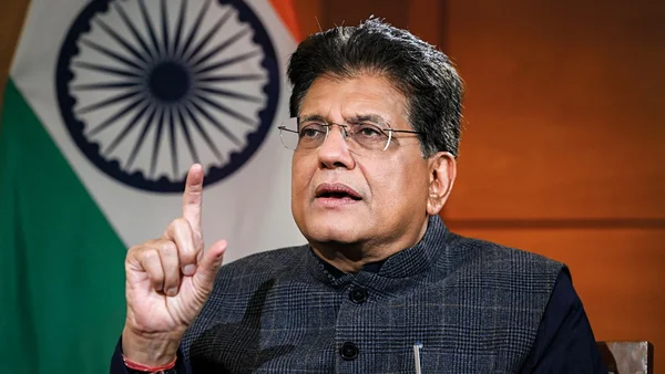 Piyush Goyal s'exprimant lors d'une intervention, le drapeau indien en arrière-plan.