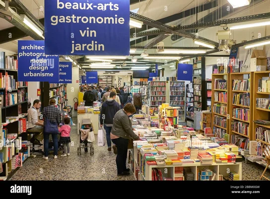 Intérieur de la Librairie Mollat à Bordeaux, la plus grande librairie indépendante de France, avec des clients en train de parcourir les rayons.