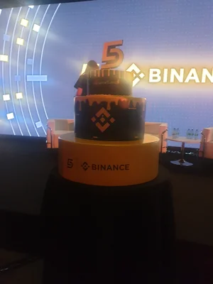 Gâteau d'anniversaire pour les cinq ans de Binance, photographié lors d'un événement à Paris en 2022.