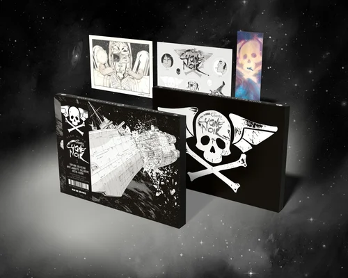 Coffret collector des 'Chants du Cygne Noir' d'Alex Alice, inclant boîtes, cartes postales et autocollants.