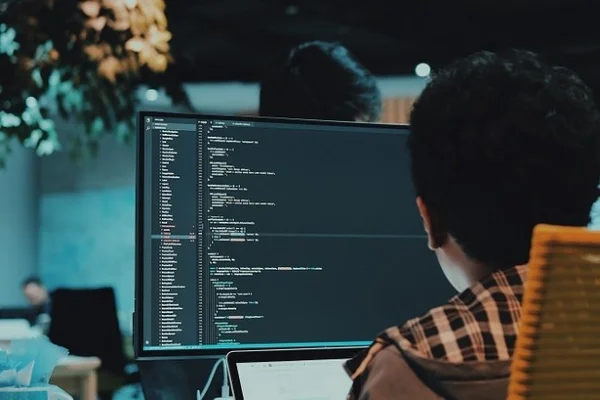 Développeur travaillant sur du code, illustrant la recherche de bugs