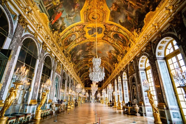 La galerie des Glaces ou une salle d'apparat du château de Versailles, décorée de fresques, lustres et dorures.