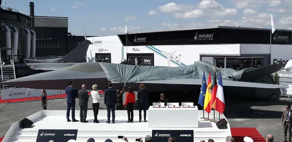 Dévoilement du prototype du chasseur furtif SCAF/NGF à l'usine Dassault Aviation.