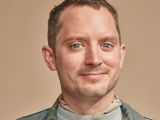 Portrait d'Elijah Wood en veste en jean.
