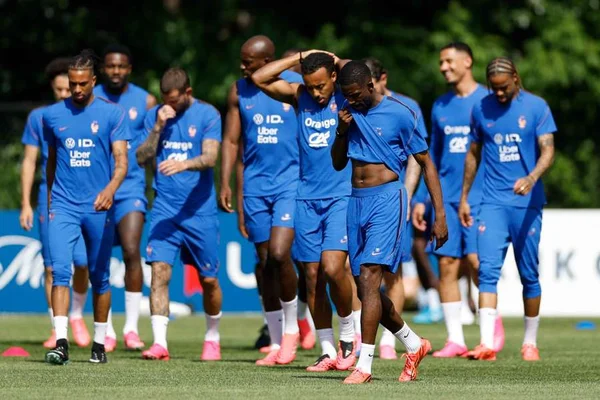 Les Bleus lors de leur premier entraînement à l'université de Bentley.
