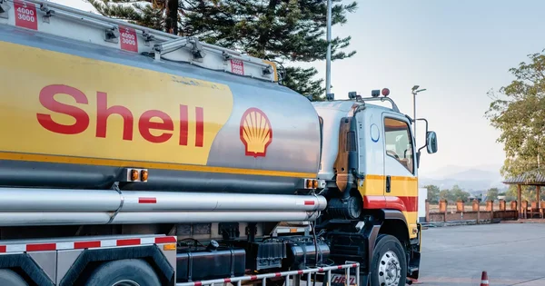 Un camion-citerne de la marque Shell stationné sur un parking.