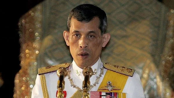 Le roi Maha Vajiralongkorn s'exprimant lors d'un événement officiel