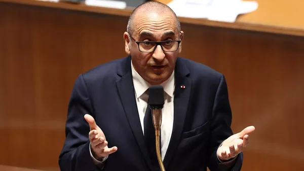 Laurent Nuñez prenant la parole dans une enceinte officielle.