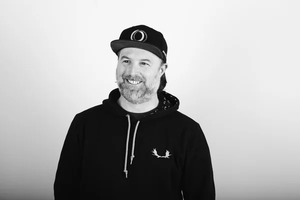 Patrice Désilets, créateur de jeux vidéo, en portrait avec une casquette 'GANACHE'.