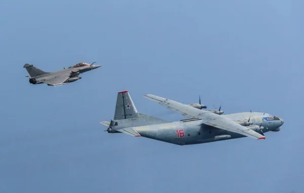 Un Rafale français intercepte un avion de patrouille maritime russe Il-38 au-dessus de la Baltique.