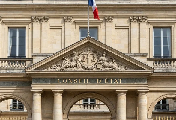 Façade du Palais-Royal, siège du Conseil d'État, avec le drapeau français.