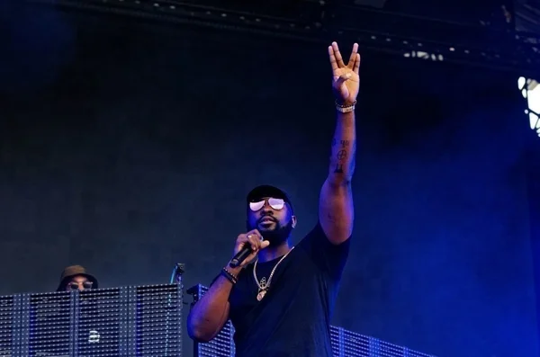 Damso sur scène à Paris, entouré de son DJ.