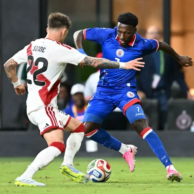 Action de jeu entre un joueur haïtien (bleu) et un adversaire lors du Mondial 2026.