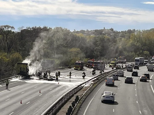 Poids lourd en feu sur l'A8 à Antibes : intervention des pompiers sur le bas-côté de l'autoroute.