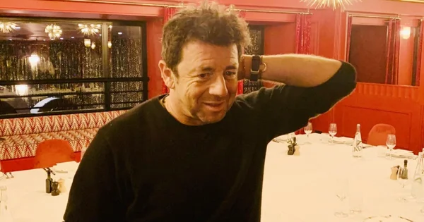 Patrick Bruel dans un restaurant, évoquant sa passion pour le vin.