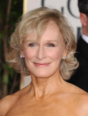 Glenn Close lors d'une cérémonie officielle, arborant une élégante robe sans manches.