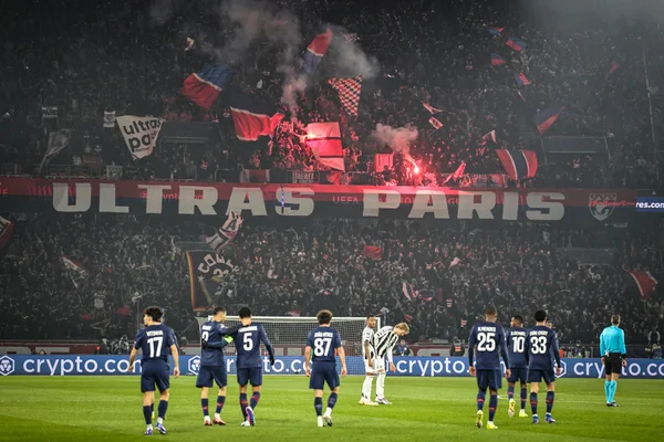 Les ultras parisiens déploient une banderole 'ULTRAS PARIS' avant le choc PSG-Bayern en Ligue des champions.